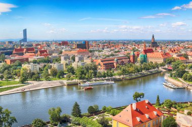 Wroclaw, Polonya - 29 Temmuz 2017: Wroclaw havadan görünümü. Old Town ve katedral Adası (Ostrow Tumski) şehrin en eski parçasıdır. Oder Nehri, tekne ve bir yaz gününde tarihi binalar.