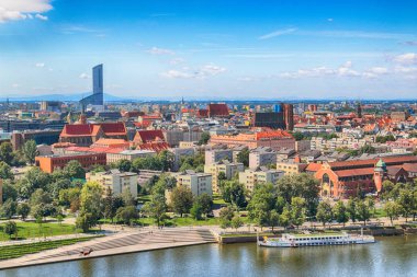 Wroclaw, Polonya - 29 Temmuz 2017: Wroclaw havadan görünümü. Old Town ve katedral Adası (Ostrow Tumski) şehrin en eski parçasıdır. Oder Nehri, tekne ve bir yaz gününde tarihi binalar.