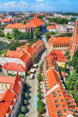 Wroclaw, Polonya - 29 Temmuz 2017: Wroclaw havadan görünümü. Old Town ve katedral Adası (Ostrow Tumski) şehrin en eski parçasıdır. Oder Nehri, tekne ve bir yaz gününde tarihi binalar.