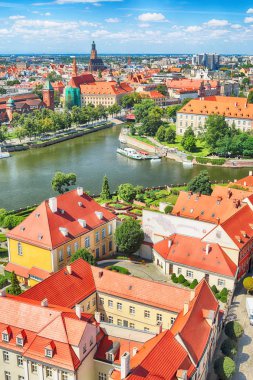 Wroclaw, Polonya - 29 Temmuz 2017: Wroclaw havadan görünümü. Old Town ve katedral Adası (Ostrow Tumski) şehrin en eski parçasıdır. Oder Nehri, tekne ve bir yaz gününde tarihi binalar.