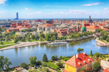 Wroclaw, Polonya - 29 Temmuz 2017: Wroclaw havadan görünümü. Old Town ve katedral Adası (Ostrow Tumski) şehrin en eski parçasıdır. Oder Nehri, tekne ve bir yaz gününde tarihi binalar.