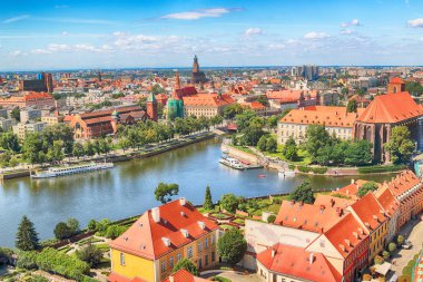 Wroclaw, Polonya - 29 Temmuz 2017: Wroclaw havadan görünümü. Old Town ve katedral Adası (Ostrow Tumski) şehrin en eski parçasıdır. Oder Nehri, tekne ve bir yaz gününde tarihi binalar.