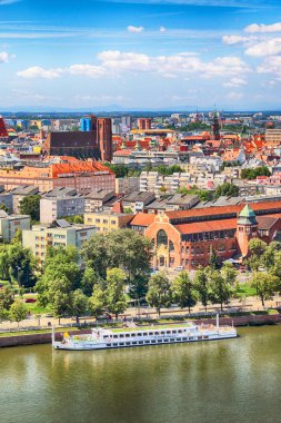 Wroclaw, Polonya - 29 Temmuz 2017: Wroclaw havadan görünümü. Old Town ve katedral Adası (Ostrow Tumski) şehrin en eski parçasıdır. Oder Nehri, tekne ve bir yaz gününde tarihi binalar.
