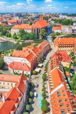 Wroclaw, Polonya - 29 Temmuz 2017: Wroclaw havadan görünümü. Old Town ve katedral Adası (Ostrow Tumski) şehrin en eski parçasıdır. Oder Nehri, tekne ve bir yaz gününde tarihi binalar.