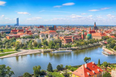 Wroclaw, Polonya - 29 Temmuz 2017: Wroclaw havadan görünümü. Old Town ve katedral Adası (Ostrow Tumski) şehrin en eski parçasıdır. Oder Nehri, tekne ve bir yaz gününde tarihi binalar.