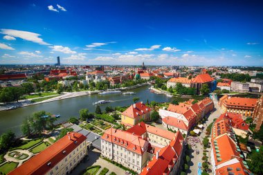 Wroclaw, Polonya - 29 Temmuz 2017: Wroclaw havadan görünümü. Old Town ve katedral Adası (Ostrow Tumski) şehrin en eski parçasıdır. Oder Nehri, tekne ve bir yaz gününde tarihi binalar.