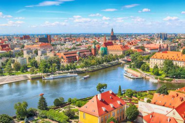 Wroclaw, Polonya - 29 Temmuz 2017: Wroclaw havadan görünümü. Old Town ve katedral Adası (Ostrow Tumski) şehrin en eski parçasıdır. Oder Nehri, tekne ve bir yaz gününde tarihi binalar.