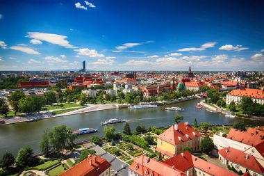 Wroclaw, Polonya - 29 Temmuz 2017: Wroclaw havadan görünümü. Old Town ve katedral Adası (Ostrow Tumski) şehrin en eski parçasıdır. Oder Nehri, tekne ve bir yaz gününde tarihi binalar.