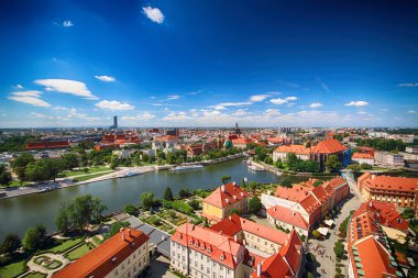 Wroclaw, Polonya - 29 Temmuz 2017: Wroclaw havadan görünümü. Old Town ve katedral Adası (Ostrow Tumski) şehrin en eski parçasıdır. Oder Nehri, tekne ve bir yaz gününde tarihi binalar.