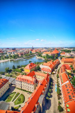 Wroclaw, Polonya - 29 Temmuz 2017: Wroclaw havadan görünümü. Old Town ve katedral Adası (Ostrow Tumski) şehrin en eski parçasıdır. Oder Nehri, tekne ve bir yaz gününde tarihi binalar.
