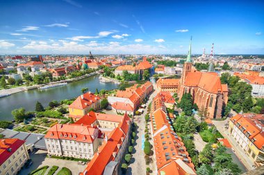 Wroclaw, Polonya - 29 Temmuz 2017: Wroclaw havadan görünümü. Old Town ve katedral Adası (Ostrow Tumski) şehrin en eski parçasıdır. Oder Nehri, tekne ve bir yaz gününde tarihi binalar.