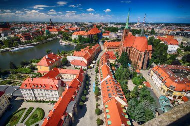 Wroclaw, Polonya - 29 Temmuz 2017: Wroclaw havadan görünümü. Old Town ve katedral Adası (Ostrow Tumski) şehrin en eski parçasıdır. Oder Nehri, tekne ve bir yaz gününde tarihi binalar.