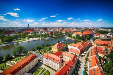 Wroclaw, Polonya - 29 Temmuz 2017: Wroclaw havadan görünümü. Old Town ve katedral Adası (Ostrow Tumski) şehrin en eski parçasıdır. Oder Nehri, tekne ve bir yaz gününde tarihi binalar.