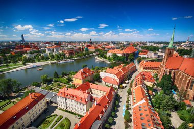 Wroclaw, Polonya - 29 Temmuz 2017: Wroclaw havadan görünümü. Old Town ve katedral Adası (Ostrow Tumski) şehrin en eski parçasıdır. Oder Nehri, tekne ve bir yaz gününde tarihi binalar.