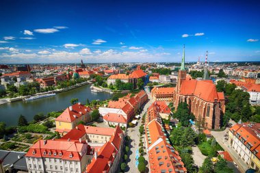 Wroclaw, Polonya - 29 Temmuz 2017: Wroclaw havadan görünümü. Old Town ve katedral Adası (Ostrow Tumski) şehrin en eski parçasıdır. Oder Nehri, tekne ve bir yaz gününde tarihi binalar.