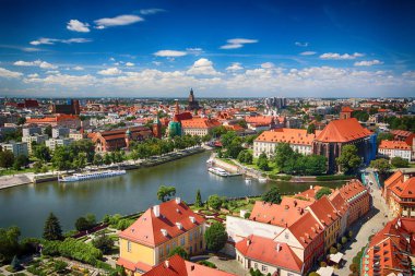 Wroclaw, Polonya - 29 Temmuz 2017: Wroclaw havadan görünümü. Old Town ve katedral Adası (Ostrow Tumski) şehrin en eski parçasıdır. Oder Nehri, tekne ve bir yaz gününde tarihi binalar.