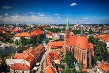 Wroclaw, Polonya - 29 Temmuz 2017: Wroclaw havadan görünümü. Old Town ve katedral Adası (Ostrow Tumski) şehrin en eski parçasıdır. Oder Nehri, tekne ve bir yaz gününde tarihi binalar.