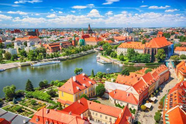 Wroclaw, Polonya - 29 Temmuz 2017: Wroclaw havadan görünümü. Old Town ve katedral Adası (Ostrow Tumski) şehrin en eski parçasıdır. Oder Nehri, tekne ve bir yaz gününde tarihi binalar.