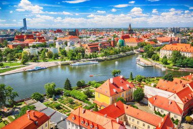 Wroclaw, Polonya - 29 Temmuz 2017: Wroclaw havadan görünümü. Old Town ve katedral Adası (Ostrow Tumski) şehrin en eski parçasıdır. Oder Nehri, tekne ve bir yaz gününde tarihi binalar.