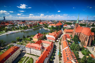Wroclaw, Polonya - 29 Temmuz 2017: Wroclaw havadan görünümü. Old Town ve katedral Adası (Ostrow Tumski) şehrin en eski parçasıdır. Oder Nehri, tekne ve bir yaz gününde tarihi binalar.