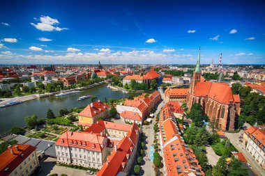 Wroclaw, Polonya - 29 Temmuz 2017: Wroclaw havadan görünümü. Old Town ve katedral Adası (Ostrow Tumski) şehrin en eski parçasıdır. Oder Nehri, tekne ve bir yaz gününde tarihi binalar.