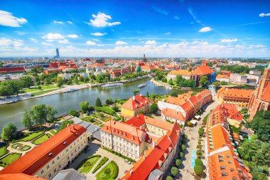 Wroclaw, Polonya - 29 Temmuz 2017: Wroclaw havadan görünümü. Old Town ve katedral Adası (Ostrow Tumski) şehrin en eski parçasıdır. Oder Nehri, tekne ve bir yaz gününde tarihi binalar.