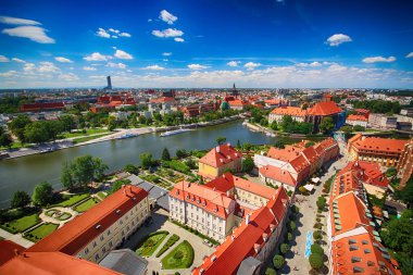 Wroclaw, Polonya - 29 Temmuz 2017: Wroclaw havadan görünümü. Old Town ve katedral Adası (Ostrow Tumski) şehrin en eski parçasıdır. Oder Nehri, tekne ve bir yaz gününde tarihi binalar.