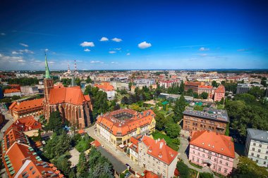 Wroclaw, Polonya - 29 Temmuz 2017: Wroclaw havadan görünümü. Old Town ve katedral Adası (Ostrow Tumski) şehrin en eski parçasıdır. Oder Nehri, tekne ve bir yaz gününde tarihi binalar.