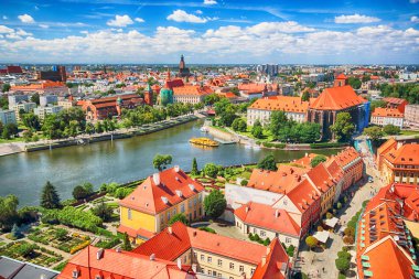 Wroclaw, Polonya - 29 Temmuz 2017: Wroclaw havadan görünümü. Old Town ve katedral Adası (Ostrow Tumski) şehrin en eski parçasıdır. Oder Nehri, tekne ve bir yaz gününde tarihi binalar.