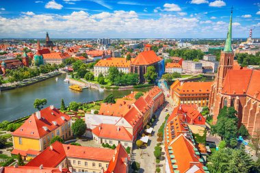 Wroclaw, Polonya - 29 Temmuz 2017: Wroclaw havadan görünümü. Old Town ve katedral Adası (Ostrow Tumski) şehrin en eski parçasıdır. Oder Nehri, tekne ve bir yaz gününde tarihi binalar.