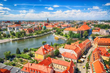 Wroclaw, Polonya - 29 Temmuz 2017: Wroclaw havadan görünümü. Old Town ve katedral Adası (Ostrow Tumski) şehrin en eski parçasıdır. Oder Nehri, tekne ve bir yaz gününde tarihi binalar.