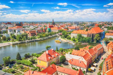 Wroclaw, Polonya - 29 Temmuz 2017: Wroclaw havadan görünümü. Old Town ve katedral Adası (Ostrow Tumski) şehrin en eski parçasıdır. Oder Nehri, tekne ve bir yaz gününde tarihi binalar.