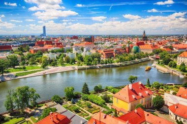 Wroclaw, Polonya - 29 Temmuz 2017: Wroclaw havadan görünümü. Old Town ve katedral Adası (Ostrow Tumski) şehrin en eski parçasıdır. Oder Nehri, tekne ve bir yaz gününde tarihi binalar.