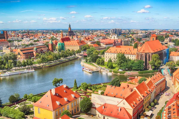 Breslau, Polen - 29. Juli 2017: Luftaufnahme von Breslau. Altstadt und Dominsel (Ostrow tumski) ist der älteste Teil der Stadt. Oder, Boote und historische Gebäude an einem Sommertag. — Stockfoto