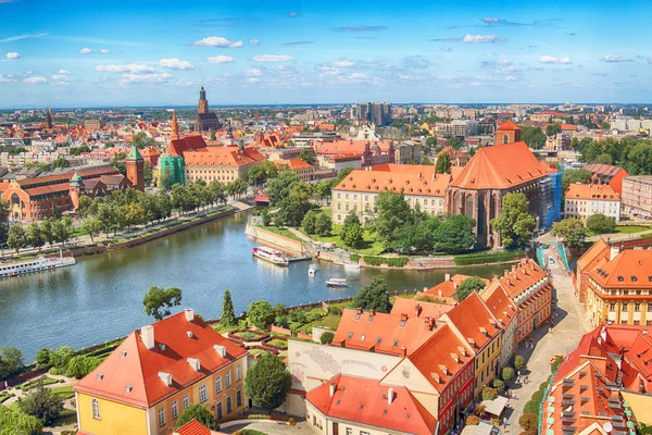 Breslau, Polen - 29. Juli 2017: Luftaufnahme von Breslau. Altstadt und Dominsel (Ostrow tumski) ist der älteste Teil der Stadt. Oder, Boote und historische Gebäude an einem Sommertag. — Stockfoto