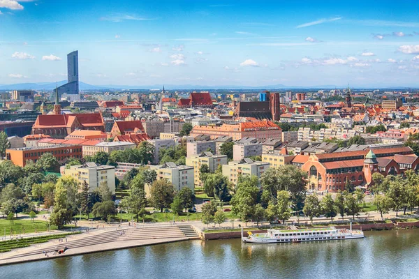 Wroclaw, Polonya - 29 Temmuz 2017: Wroclaw havadan görünümü. Old Town ve katedral Adası (Ostrow Tumski) şehrin en eski parçasıdır. Oder Nehri, tekne ve bir yaz gününde tarihi binalar.