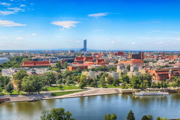 Wroclaw, Polonya - 29 Temmuz 2017: Wroclaw havadan görünümü. Old Town ve katedral Adası (Ostrow Tumski) şehrin en eski parçasıdır. Oder Nehri, tekne ve bir yaz gününde tarihi binalar.
