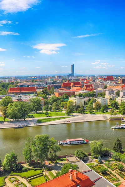 Wroclaw, Polonya - 29 Temmuz 2017: Wroclaw havadan görünümü. Old Town ve katedral Adası (Ostrow Tumski) şehrin en eski parçasıdır. Oder Nehri, tekne ve bir yaz gününde tarihi binalar.
