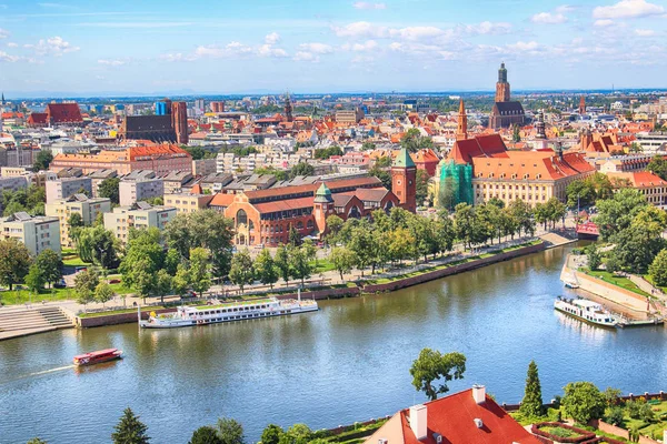 Wroclaw, Polonya - 29 Temmuz 2017: Wroclaw havadan görünümü. Old Town ve katedral Adası (Ostrow Tumski) şehrin en eski parçasıdır. Oder Nehri, tekne ve bir yaz gününde tarihi binalar.