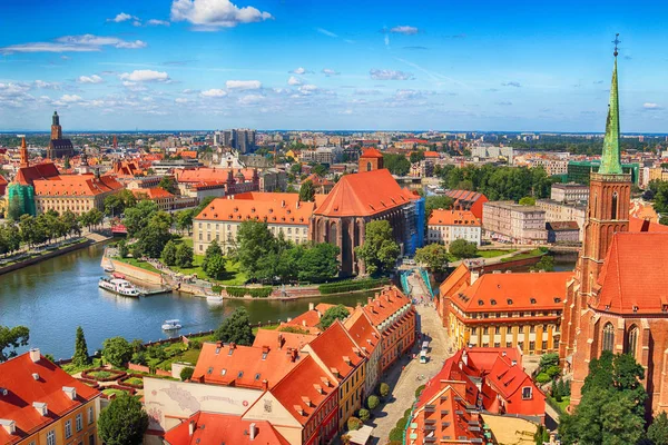 Wroclaw, Polonya - 29 Temmuz 2017: Wroclaw havadan görünümü. Old Town ve katedral Adası (Ostrow Tumski) şehrin en eski parçasıdır. Oder Nehri, tekne ve bir yaz gününde tarihi binalar.