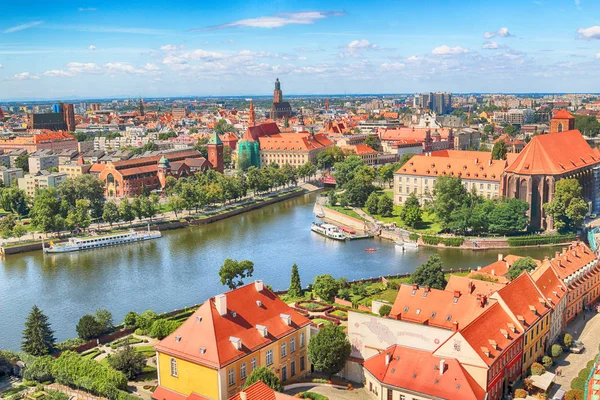 WROCLAW, POLONIA - 29 de julio de 2017: Vista aérea de Wroclaw. La Ciudad Vieja y la Isla Catedral (Ostrow Tumski) es la parte más antigua de la ciudad. Río Odra, barcos y edificios históricos en un día de verano . —  Fotos de Stock