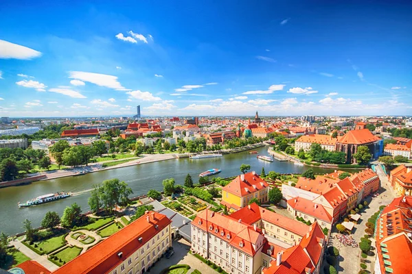 Wroclaw, Polonya - 29 Temmuz 2017: Wroclaw havadan görünümü. Old Town ve katedral Adası (Ostrow Tumski) şehrin en eski parçasıdır. Oder Nehri, tekne ve bir yaz gününde tarihi binalar.