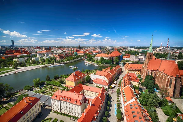 Wroclaw, Polonya - 29 Temmuz 2017: Wroclaw havadan görünümü. Old Town ve katedral Adası (Ostrow Tumski) şehrin en eski parçasıdır. Oder Nehri, tekne ve bir yaz gününde tarihi binalar.