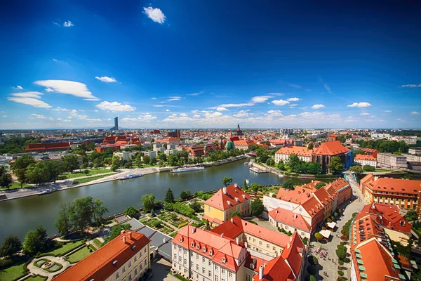 Wroclaw, Polonya - 29 Temmuz 2017: Wroclaw havadan görünümü. Old Town ve katedral Adası (Ostrow Tumski) şehrin en eski parçasıdır. Oder Nehri, tekne ve bir yaz gününde tarihi binalar.