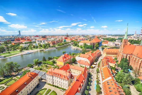 Wroclaw, Polonya - 29 Temmuz 2017: Wroclaw havadan görünümü. Old Town ve katedral Adası (Ostrow Tumski) şehrin en eski parçasıdır. Oder Nehri, tekne ve bir yaz gününde tarihi binalar.