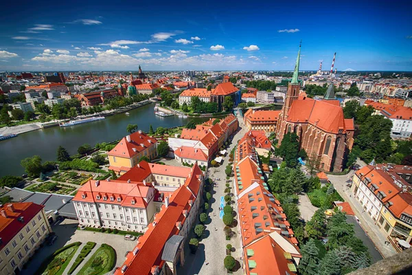 Wroclaw, Polonya - 29 Temmuz 2017: Wroclaw havadan görünümü. Old Town ve katedral Adası (Ostrow Tumski) şehrin en eski parçasıdır. Oder Nehri, tekne ve bir yaz gününde tarihi binalar.