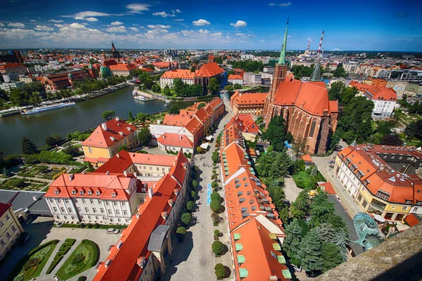 Wroclaw, Polonya - 29 Temmuz 2017: Wroclaw havadan görünümü. Old Town ve katedral Adası (Ostrow Tumski) şehrin en eski parçasıdır. Oder Nehri, tekne ve bir yaz gününde tarihi binalar.