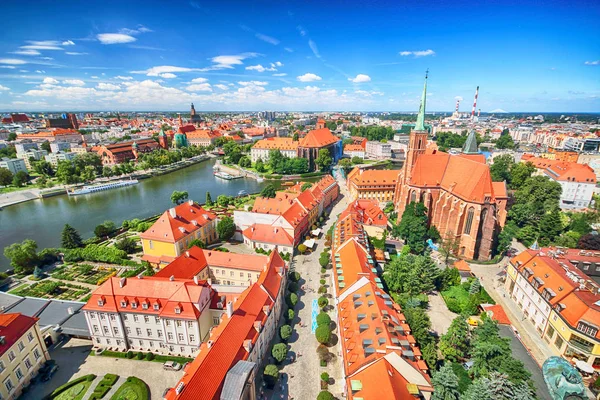 Wroclaw, Polonya - 29 Temmuz 2017: Wroclaw havadan görünümü. Old Town ve katedral Adası (Ostrow Tumski) şehrin en eski parçasıdır. Oder Nehri, tekne ve bir yaz gününde tarihi binalar.