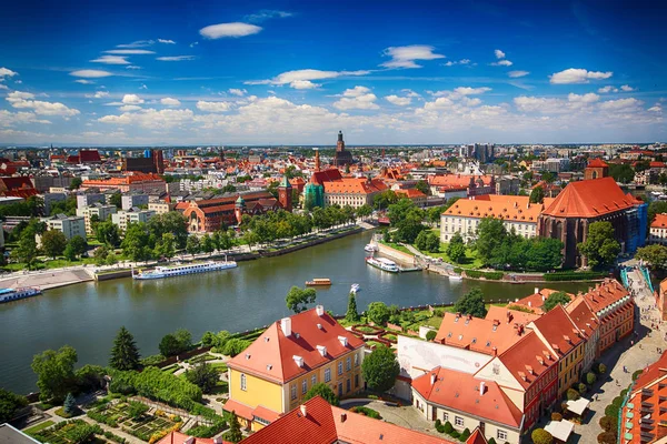 Wroclaw, Polonya - 29 Temmuz 2017: Wroclaw havadan görünümü. Old Town ve katedral Adası (Ostrow Tumski) şehrin en eski parçasıdır. Oder Nehri, tekne ve bir yaz gününde tarihi binalar.