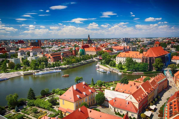 Wroclaw, Polonya - 29 Temmuz 2017: Wroclaw havadan görünümü. Old Town ve katedral Adası (Ostrow Tumski) şehrin en eski parçasıdır. Oder Nehri, tekne ve bir yaz gününde tarihi binalar.
